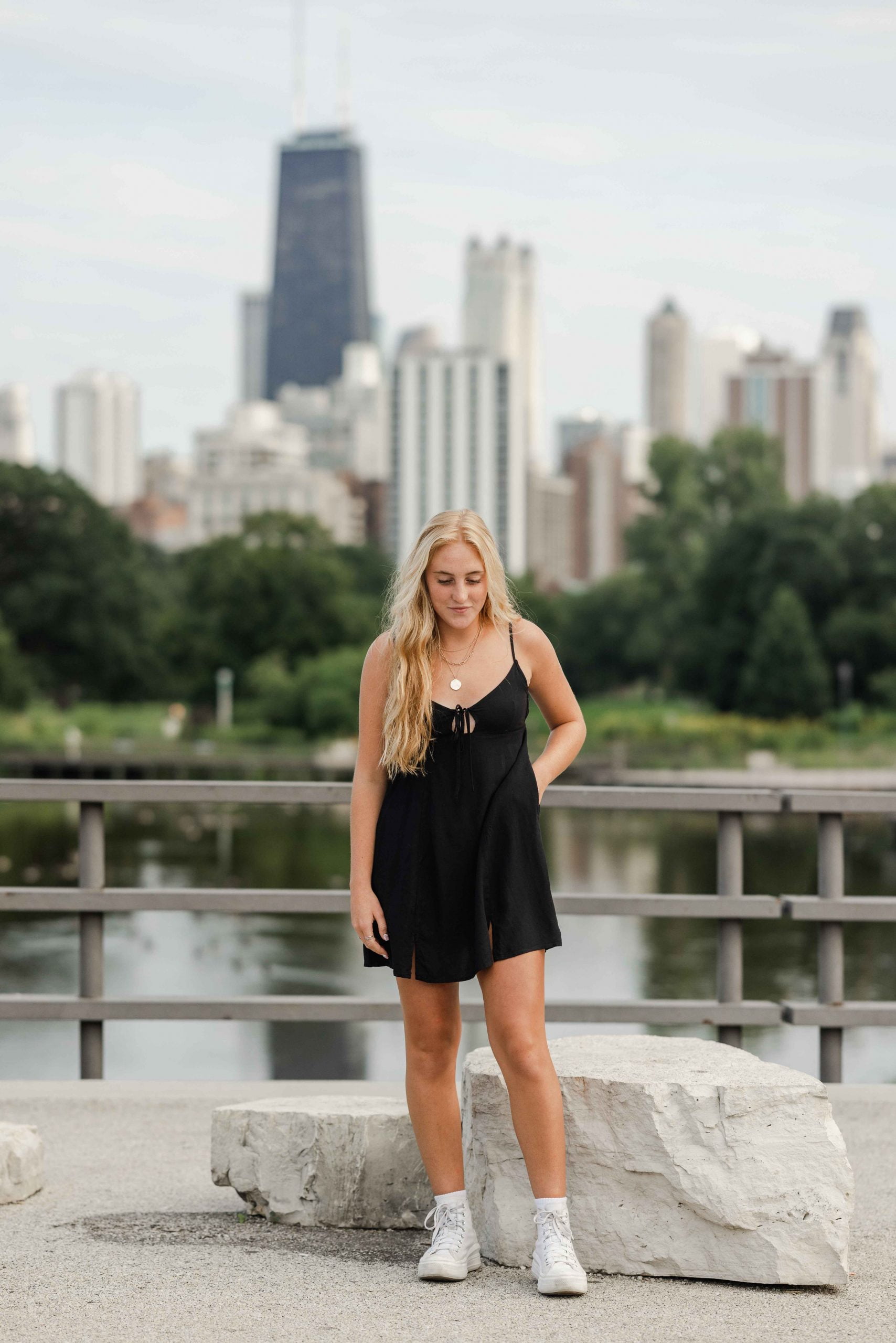 Senior Photoshoot with Chicago Skyline by Chicago Photographer with Chicago Skyline